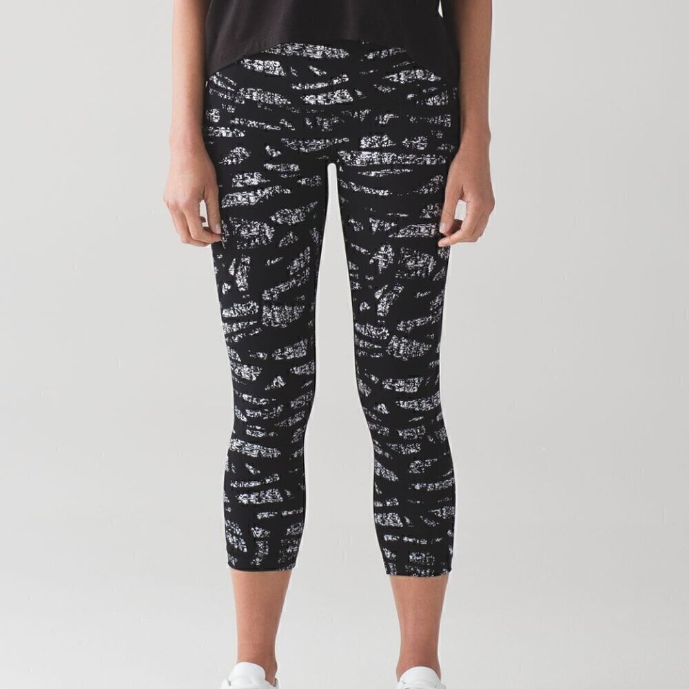 Lululemon Wunder Under Crop (Hi-Rise) 21" - 10 Graf Black White
